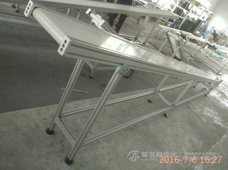 白色PVC流水線帶平臺爬坡輸送線輸送機(jī)