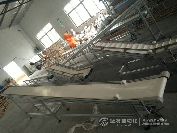 白色PVC流水線帶平臺爬坡輸送線輸送機(jī)