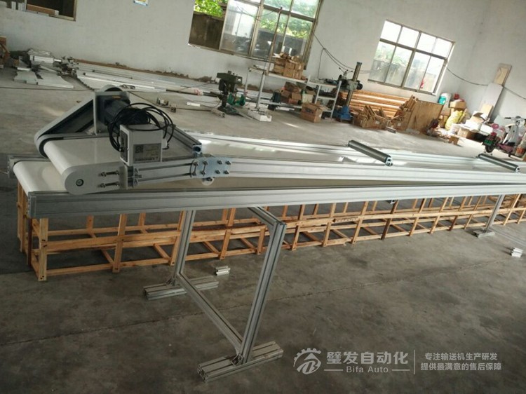 白色PVC流水線帶平臺爬坡輸送線輸送機(jī)