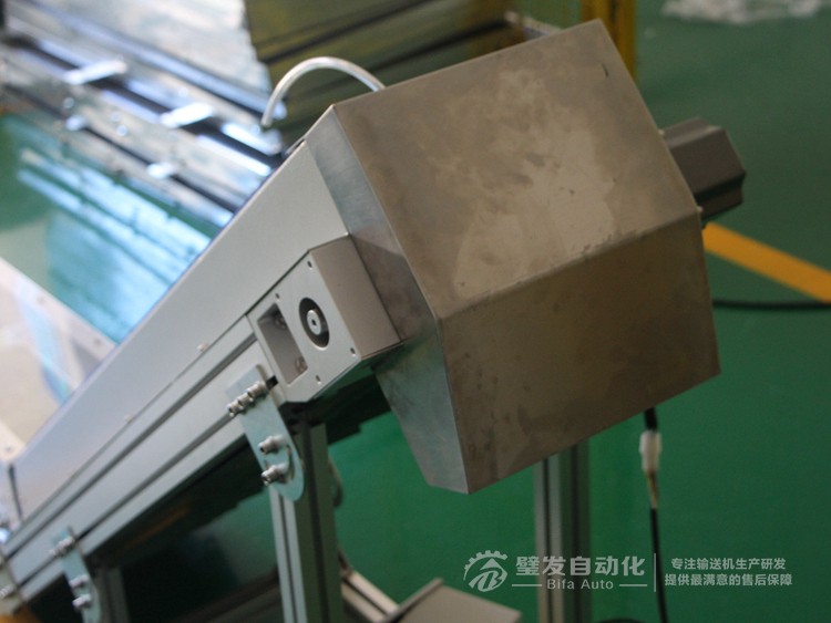 低端加平臺導(dǎo)條擋板上方加透明亞克力護(hù)罩爬坡皮帶輸送機(jī) 低端加平臺導(dǎo)條擋板上方加透明亞克力護(hù)罩爬坡皮帶輸送機(jī)