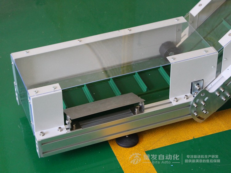 低端加平臺導(dǎo)條擋板上方加透明亞克力護(hù)罩爬坡皮帶輸送機(jī) 低端加平臺導(dǎo)條擋板上方加透明亞克力護(hù)罩爬坡皮帶輸送機(jī)