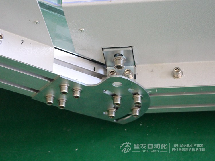 低端加平臺導(dǎo)條擋板上方加透明亞克力護(hù)罩爬坡皮帶輸送機(jī) 低端加平臺導(dǎo)條擋板上方加透明亞克力護(hù)罩爬坡皮帶輸送機(jī)