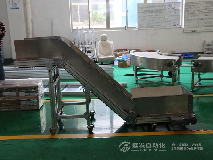 即加裙邊擋板又加鍍鋅擋邊Z字形爬坡輸送機