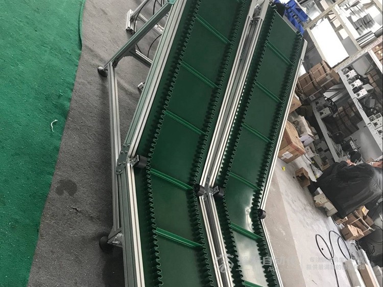 裙邊擋板低端平臺爬坡輸送線